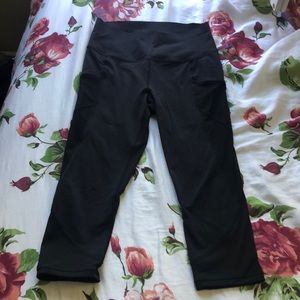 Lululemon black capri leggings